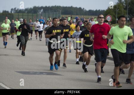 Soldaten und Familienangehörige des 12 Combat Aviation Brigade und der US-Armee Garnison Ansbach Teil in der WINDIGEN 25 5 k Memorial Run um den Katterbach Army Airfield, Ansbach, Deutschland Juli 28, 2017. Windy 25 war das Rufzeichen des Flugzeugs von Fox Company, 159 Aviation Regiment "Big Windy". Sie machten das ultimative Opfer während der Operation Enduring Freedom in Afghanistan am 6. April 2005. Die WINDIGEN 25 Memorial Fund wurde geschaffen, um ihr Erbe, indem sie aktiv für die Familien und die Überlebenden aller der Helden unserer Nation zu ehren. Stockfoto