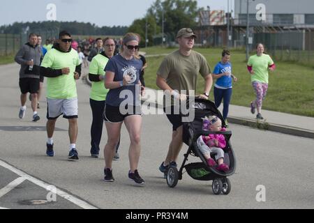 Soldaten und Familienangehörige des 12 Combat Aviation Brigade und der US-Armee Garnison Ansbach Teil in der WINDIGEN 25 5 k Memorial Run um den Katterbach Army Airfield, Ansbach, Deutschland Juli 28, 2017. Windy 25 war das Rufzeichen des Flugzeugs von Fox Company, 159 Aviation Regiment "Big Windy". Sie machten das ultimative Opfer während der Operation Enduring Freedom in Afghanistan am 6. April 2005. Die WINDIGEN 25 Memorial Fund wurde geschaffen, um ihr Erbe, indem sie aktiv für die Familien und die Überlebenden aller der Helden unserer Nation zu ehren. Stockfoto