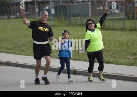 Soldaten und Familienangehörige des 12 Combat Aviation Brigade und der US-Armee Garnison Ansbach Teil in der WINDIGEN 25 5 k Memorial Run um den Katterbach Army Airfield, Ansbach, Deutschland Juli 28, 2017. Windy 25 war das Rufzeichen des Flugzeugs von Fox Company, 159 Aviation Regiment "Big Windy". Sie machten das ultimative Opfer während der Operation Enduring Freedom in Afghanistan am 6. April 2005. Die WINDIGEN 25 Memorial Fund wurde geschaffen, um ihr Erbe, indem sie aktiv für die Familien und die Überlebenden aller der Helden unserer Nation zu ehren. Stockfoto