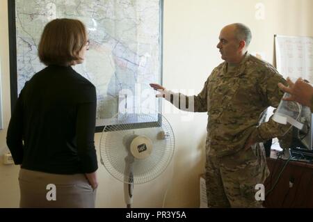 Die US-Stellvertretender Verteidigungsminister für Russland, die Ukraine und Eurasien, Laura Cooper, besucht die Yavoriv Combat Training Center auf dem internationalen Friedens und der Sicherheit in der Nähe von Yavoriv, Ukraine am 27. Juli, um den Fortschritt der Gemeinsame Multinationale Ausbildung Group-Ukraine zu bewerten. Der US Army 45th Infantry Brigade Combat Team ist in der Ukraine als Teil des JMTG-U, eine internationale Koalition zur Verbesserung der Ausbildung der Fähigkeit des CTC und Professionalität in der ukrainischen Armee gewidmet eingesetzt. ( Stockfoto