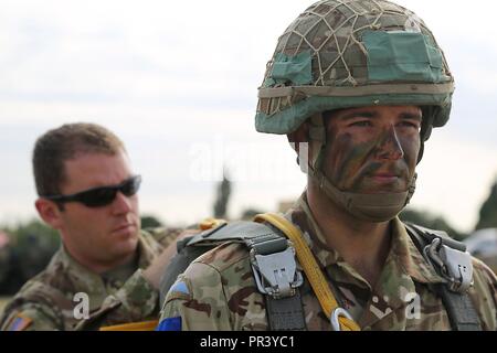 Britische Armee Cpl. Michael Jones, 2 Parachute Regiment, hat seinen Gang bei einem kombinierten Training Betrieb, Tiflis, Georgien, 30. Juli 2017 geprüft. Edle Partner 17 unterstützt Georgien bei der Durchführung home station Ausbildung seiner zweiten NATO Response Force (NRF) Beitrag. Edle Partner weiter zu verbessern und die operativen Fähigkeiten der NRF Konzept der Interoperabilität und der Bereitschaft, um die regionale Stabilität zu unterstützen. Stockfoto