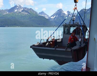 Petty Officer 3rd Class Danielle Ray von der Coast Guard Cutter Healy ist in Resurrection Bay in der Nähe von Seward, Alaska, 21. Juli 2017 gesenkt. Kleine Boote an Bord Healy sind als Plattformen für Missionen, Tauchbasen, wissenschaftliche Forschung und Eis Operationen gehören. Us-Küstenwache Stockfoto