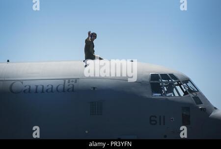 Ein Mitglied der Royal Canadian Forces 436 Transport Squadron Wellen aus einem CC-130J Hercules nach bei Joint Base Lewis-McChord, Washington ankommen, in Unterstützung der Mobilität Wächter, 29. Juli 2017. Mehr als 3.000 Flieger, Soldaten, Seemänner, Marinesoldaten und internationalen Partnern liefen auf den Staat Washington zur Unterstützung der Mobilität der Guardian. Die Übung soll die Fähigkeiten der Mobilität Luftstreitkräfte zu testen schnelle globale Mobilität Missionen in dynamischen, angefochtenen Umgebungen auszuführen. Mobilität Guardian Air Mobility Command's Premier Übung, eine Chance für die Mobilität der Fo Stockfoto