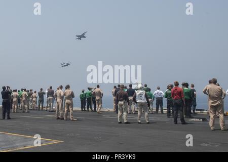 Arabischen Golf (31. Juli 2017) Kapitän Michael T. Spencer entlastet Kapitän Robert D. Westendorff während einer Antenne Ändern des Befehls Zeremonie für Carrier Air Wing 11 über dem Flight Deck des Flugzeugträgers USS Nimitz (CVN 68). Der Nimitz ist derzeit in den USA 5 Flotte Bereich der Operationen zur Unterstützung der Operation inhärenten Lösung bereitgestellt. Während in der Region, das Schiff und Streik Gruppe leiten Maritime Security Operations Verbündeten und Partnern zu beruhigen, die Freiheit der Schifffahrt zu bewahren und den freien Fluss des Handels halten. Stockfoto