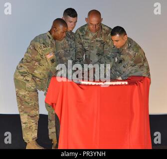 8 Theater Sustainment Command Sgt. Maj. Jacinto Garza und 130 Eng. Bde Befehl Sgt. Maj. Patrickson Toussaint schnitt die zeremoniellen Kuchen mit dem jüngsten und ältesten Soldaten präsentieren die neu eingesetzt Unteroffiziere zu feiern. ( Stockfoto