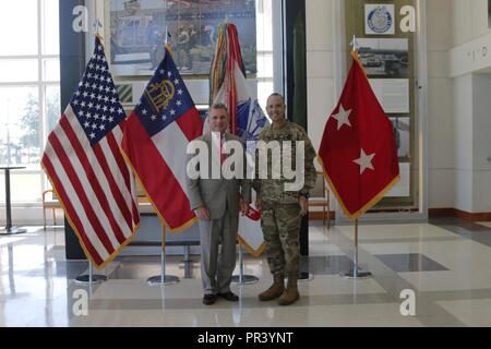 Kongressabgeordnete Earl L. 'Buddy' Carter, US-Vertreter Georgiens, im 1. Bezirk, Stände mit Generalmajor Leopoldo Quintas jr., Kommandierender General der 3.Infanterie Division, seinen Besuch mit Soldaten Anfang Juli 31,2017, auf Fort Stewart, Georgia. Carter sprach mit Rüstung Besatzungsmitglieder, besuchte mit militärischen Familie Mitglieder und Schuß von einem Tank auf Red Cloud ein Tank Bereich als Teil von seinem Besuch. Stockfoto