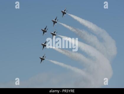 Sechs F-16 Fighting Falcons aus der Thunderbirds Antenne demonstration Team fliegen in Formation an der Skyfest 2017 Air Show und Tag der offenen Tür Juli 29, 2017, bei Fairchild Air Force Base, Washington. Die Thunderbirds werden an die 57 Flügel zugeordnet und sind an der Nellis Air Force Base in Nevada. Stockfoto