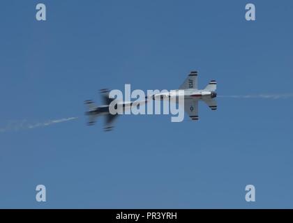 Zwei F-16 Fighting Falcons aus der US Air Force Aeiral urspruenglich Squadron, die Thunderbirds, pass schneller miteinander während der Skyfest 2017 Air Show und Tag der offenen Tür Juli 29, 2017, bei Fairchild Air Force Base, Washington. Die Thunderbirds sind eine ausgewählte Mannschaft der Bekämpfung der bewährten Piloten und Crew. Stockfoto