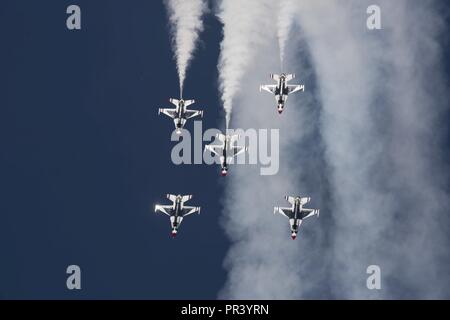 Fünf F-16 Fighting Falcons aus der Thunderbirds Antenne demonstration Team tauchen in der Ausbildung an der Skyfest 2017 Air Show und Tag der offenen Tür Juli 30, 2017, bei Fairchild Air Force Base, Washington. Die Thunderbirds squadron Name und Insignia ist vom legendären Kreatur, die in den Mythologien der verschiedenen indigenen Nordamerikanischen Kulturen erscheint. Stockfoto