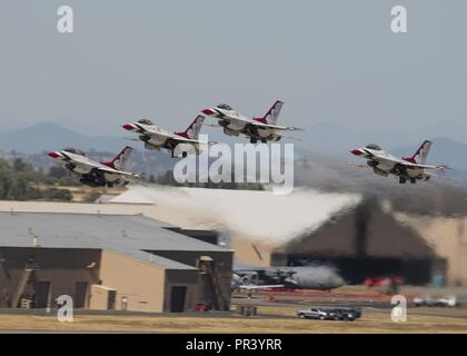 Vier F-16 Fighting Falcons aus der Thunderbirds Antenne demonstration Team Start in Bildung als Teil ihrer Leistung an der Skyfest 2017 Air Show und Tag der offenen Tür Juli 30, 2017, bei Fairchild Air Force Base, Washington. Die Thunderbirds werden an die 57 Flügel zugeordnet und werden an der Nellis Air Force Base in Nevada. Stockfoto