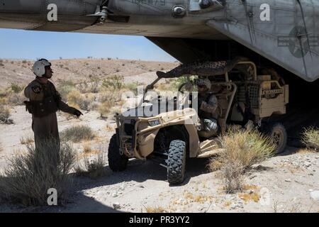 Ein US-Marine mit Echo Unternehmen, 2.BATAILLON, 1. Marine Regiment, Marine Air-Ground Task Force-8 (MAGTF-8), Positionen ein Dienstprogramm Terrain Vehicle (Utv) in eine CH-53 Super Hengst vor der Durchführung einer Air Assault Kurs während der integrierte Ausbildung Übung 5-17 (ITX) auf der Marine Corps Air Ground Combat Center Twentynine Palms, Calif., 29. Juli 2017. Der Zweck von ITX ist eine anspruchsvolle, realistische Umgebung, produziert combat ready"-Kräfte, die als integrierte Magtf zu erstellen. Stockfoto