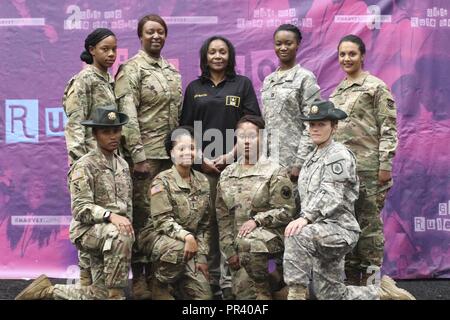 Pensionierte Command Sgt. Maj. Michele S. Jones, der 9 Command Sergeant Major der US-Armee Finden und Kapitän Deshauna Friseur, Kommandeur der 988Th der US-Armee finden Quartermaster Loslösung und Miss USA 2016, posieren für ein Foto mit der US-Armee finden Mentoren bei der Steve und Marjorie Harvey' Mädchen, die Herrschaft der Welt "mentoring Camp an der Rock Ranch in Ga, 27. Juli 2017. Von Juli 26-30, der Harvey's hielt ihren jährlichen Jugend Bereicherung Programm für junge Damen im Alter von 13-18 an der Rock Ranch, weg in den ländlichen Georgia versteckt über eine Stunde südwestlich von Atlanta. Das Ziel des Camp war zu Stockfoto