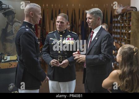 Von links, US Marine Corps Oberst Tyler J. Zagurski, kommandierender Offizier, Marine Barracks Washington, Generalleutnant Robert S. Walsh, Kommandierender General, Marine Corps Combat Development Command und der stellvertretende Kommandant, Bekämpfung Entwicklung und Integration und US-Rep. Robert J. Wittman, Kongressabgeordnete der, im 1. Bezirk von Virginia, sprechen bei einem Sonnenuntergang parade Empfang an den Frauen im militärischen Service für Amerika Memorial, Arlington, Virginia, 25. Juli 2017. Sonnenuntergang Paraden sind als Mittel zur Einhaltung der hohen Beamten statt, verehrte Bürger und Förderer des Marine Corps. Stockfoto