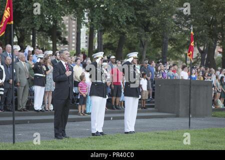 Von links, U.S. Rep. Robert J. Wittman, Kongressabgeordnete der, im 1. Bezirk von Virginia, US Marine Corps Generalleutnant Robert S. Walsh, Kommandierender General, Marine Corps Combat Development Command und der stellvertretende Kommandant, Bekämpfung Entwicklung und Integration und Oberst Tyler J. Zagurski, kommandierender Offizier, Marine Barracks Washington, stand für Ehren während ein Sonnenuntergang Parade im Marine Corps War Memorial, Arlington, Virginia, 25. Juli 2017. Sonnenuntergang Paraden sind als Mittel zur Einhaltung der hohen Beamten statt, verehrte Bürger und Förderer des Marine Corps. Stockfoto