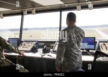 Armt Sgt. Josh Phagan, ein Soldat im zweiten Bataillon des Florida National Guard, 111 Aviation Regiment (Aob) überwacht und kommuniziert mit luftrettung Personal während eines mock Disaster Szenario während des Betriebs Northern Strike, 31. Juli 2017. die Operation Northern Strike ist ein zwei-wöchigen Übung, dass die Kenntnisse der Luft bewertet-kräfte zwischen der US-Armee, Luftwaffe und Marine Einheiten aus dem ganzen Land, sowie, Lettisch, Großbritannien, und polnische Soldaten. Stockfoto