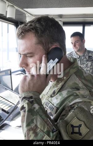 Spc. Derek Hall, ein Soldat im zweiten Bataillon des Florida National Guard, 111 Aviation Regiment (Aob) überwacht und kommuniziert mit luftrettung Personal während eines mock Disaster Szenario während des Betriebs Northern Strike, 31. Juli 2017. die Operation Northern Strike ist ein zwei-wöchigen Übung, dass die Kenntnisse der Luft bewertet-kräfte zwischen der US-Armee, Luftwaffe und Marine Einheiten aus dem ganzen Land, sowie, Lettisch, Großbritannien, und polnische Soldaten. Stockfoto