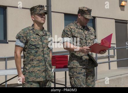 Us Marine Corps Staff Sgt. Jason Garcia, Links, und Gunnery Sgt. Dominic Lombardo, rechts, sowohl für Marine Corps Ablösen 1 zugewiesen, die Siegerehrung für die Marine Corps Martial Arts Programm starten, an Dyess Air Force Base, Texas, 28. Juli 2017. Die MCMAP Programm ist durch die Marines verabreicht, um die Flieger psychische und physische Belastbarkeit sowie ihren Charakter zu verbessern. Stockfoto