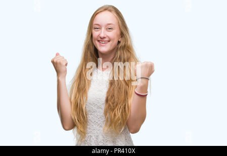 Blonde Teenager Frau schreien stolz und feiern Sieg und Erfolg sehr aufgeregt, jubelnde Emotion Stockfoto