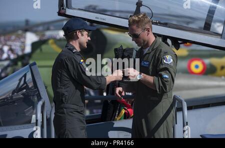 Eine rumänische Air Force Pilot gibt einen squadron Patch im US Air Force 159 Expeditionary Jagdgeschwader F-15 Eagle Pilot während des Câmpia Turzii Air Show im Kreis Cluj, Rumänien, 29. Juli 2017. Flieger von Die 159 EFS sind vorübergehend zum Camp Turzii als Teil eines Theaters Sicherheitspaket, die die Sicherheit in Europa zu verbessern und die Partnerschaft zwischen NATO-Verbündeten stärken zugeordnet. Stockfoto