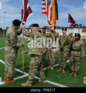 Colonel Steven T. Greiner (rechts), ausgehende öffentliche Gesundheit Command Europe, Commander, übergibt die Farben nach Brig. Gen. Dennis S. LeMaster (links), Kommandierender General, Regional Health Befehl Europa während der öffentlichen Gesundheit Command Europe, Ändern des Befehls Zeremonie, 31. Juli 2017 in Landstuhl, Deutschland. Stockfoto