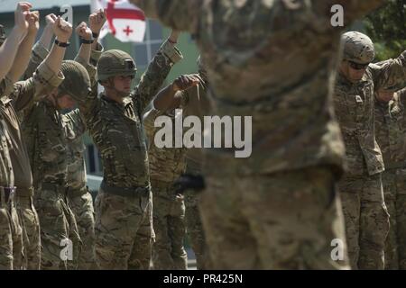 Us-Soldaten zu kämpfen Unternehmen, 2.BATAILLON, 503Rd Infanterie Regiment (Airborne), 173Rd Infantry Brigade Combat Team (Airborne) und britischen Soldaten mit 2. Parachute Regiment zugeordnet, Durchführung unterstützt Airborne Ausbildung, Wasiani, Republik Georgien, 29. Juli 2017. Edle Partner 17 unterstützt Georgien bei der Durchführung home station Ausbildung seiner zweiten NATO Response Force (NRF) Beitrag. Edle Partner weiter zu verbessern und die operativen Fähigkeiten der NRF Konzept interoperabilities und Bereitschaft, um die regionale Stabilität zu unterstützen. Stockfoto