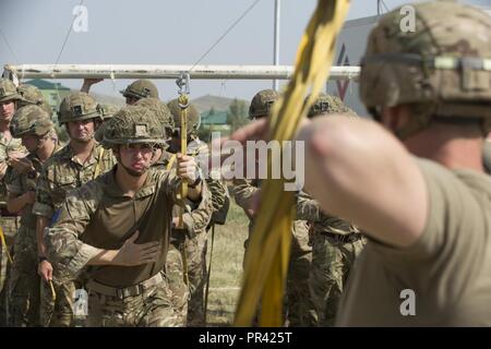 Us-Soldaten, kämpfen Unternehmen, 2.BATAILLON, 503Rd Infanterie Regiment (Airborne), 173Rd Infantry Brigade Combat Team (Airborne) und britischen Soldaten aus dem 2. Parachute Regiment, Durchführung statischer Linie Praxis während der kombinierten Nachhaltige airborne Ausbildung, Wasiani, Republik Georgien, 29. Juli 2017. Edle Partner 17 unterstützt Georgien bei der Durchführung home station Ausbildung seiner zweiten NATO Response Force (NRF) Beitrag. Edle Partner weiter zu verbessern und die operativen Fähigkeiten der NRF Konzept interoperabilities und Bereitschaft, um die regionale Stabilität zu unterstützen. Stockfoto