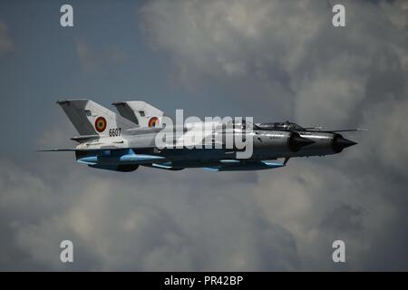 Zwei rumänischen Luftstreitkräfte Mikoyan-Gurevich MiG-21 Flugzeuge fliegen in Formation während der Air Show in Campia Turzii, Rumänien, 29. Juli 2017. Die air show Florida und Louisiana Air National Guard F-15 Adler, rumänischen Mig-21-Jet, IAR 330 Hubschrauber, F-16 Fighting Falcons, Panzern und Humvee's. Stockfoto