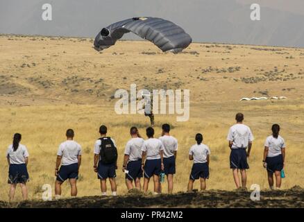 Us Air Force Reserve Officers' Training Corps Kadetten sehen Sie ein Überleben, Steuerhinterziehung, Widerstand und Flucht (S.E.R.E.) Fachmann einen freien Fall Sprung von einer C-130 Hercules in Yakima Training Center, Washington, 7. August 2017 durchführen. Mehr als 3.000 Flieger, Soldaten, Seemänner, Marinesoldaten und internationalen Partnern liefen auf den Staat Washington zur Unterstützung der Mobilität der Guardian. Die Übung soll die Fähigkeiten der Mobilität Luftstreitkräfte zu testen schnelle globale Mobilität Missionen in dynamischen, angefochtenen Umgebungen auszuführen. Mobilität Guardian Air Mobility Command's Premier übung, die eine op Stockfoto