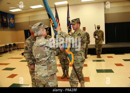 Command Sgt. Maj. Steven D. Trockner, ehemaliger Kommandant der Staff Sgt. Todd R. Cornell Noncommissioned Officer Akademie, die Akademie Flagge zu oberst Kathleen J. Porter, der Kommandant der 83. US-Army Reserve Readiness Training Center führt, während eine Änderung der commandancy Zeremonie vom 28. Juli 2017 in der Akademie am Fort McCoy, Wis während der Zeremonie, Command Sgt. Maj. Gary L. Goodrich wurde der neue Kommandant, Austausch des Trockners. Die Akademie wurde am Fort McCoy 1988 aktiviert. Es war eingeweiht und nach Personalsgt benannt. Todd R. Cornell, eine Armee-reservesoldat von Menomonee Falls, Wis., k Stockfoto