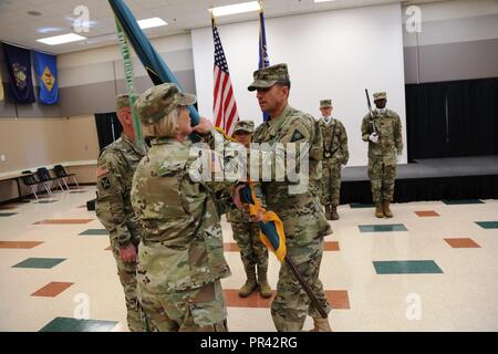 Command Sgt. Maj. Steven D. Trockner, ehemaliger Kommandant der Staff Sgt. Todd R. Cornell Noncommissioned Officer Akademie, die Akademie Flagge zu oberst Kathleen J. Porter, der Kommandant der 83. US-Army Reserve Readiness Training Center führt, während eine Änderung der commandancy Zeremonie vom 28. Juli 2017 in der Akademie am Fort McCoy, Wis während der Zeremonie, Command Sgt. Maj. Gary L. Goodrich wurde der neue Kommandant, Austausch des Trockners. Die Akademie wurde am Fort McCoy 1988 aktiviert. Es war eingeweiht und nach Personalsgt benannt. Todd R. Cornell, eine Armee-reservesoldat von Menomonee Falls, Wis., k Stockfoto