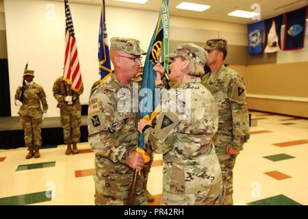 Kol. Kathleen J. Porter, der Kommandant der 83. US-Army Reserve Readiness Training Center, übergibt die Fahne der Führung zu Command Sgt. Maj. Gary L. Goodrich bei einem commandancy Zeremonie Juli 28, 2017, am Staff Sgt. Todd R. Cornell Noncommissioned Officer Akademie am Fort McCoy, Wis während der Zeremonie, Goodrich wurde der neue Kommandant, Ersetzen Befehl Sgt. Maj. Steven D. Trockner. Die Akademie wurde am Fort McCoy 1988 aktiviert. Es war eingeweiht und nach Personalsgt benannt. Todd R. Cornell, eine Armee-reservesoldat von Menomonee Falls, Wis, der ermordet wurde, während in der Ira dienen Stockfoto