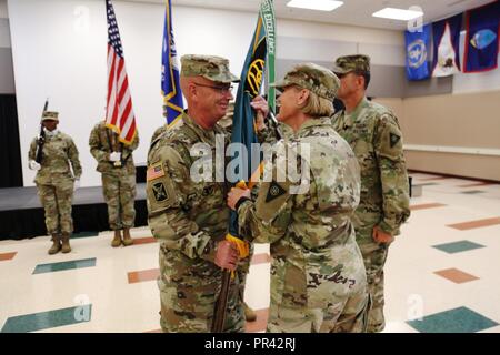 Oberstleutnant Kathleen J. Porter, der Kommandant der 83. US-Army Reserve Readiness Training Center, übergibt die Fahne der Führung zu Command Sgt. Maj. Gary L. Goodrich bei Änderung der Zeremonie vom 28. Juli 2017, am Staff Sgt. Todd R. Cornell Noncommissioned Officer Akademie am Fort McCoy, Wis während der Zeremonie, Goodrich wurde der neue Kommandant, Ersetzen Befehl Sgt. Maj. Steven D. Trockner. Die Akademie wurde am Fort McCoy 1988 aktiviert. Es war eingeweiht und nach Personalsgt benannt. Todd R. Cornell, eine Armee-reservesoldat von Menomonee Falls, Wis, der ermordet wurde, während ich Stockfoto