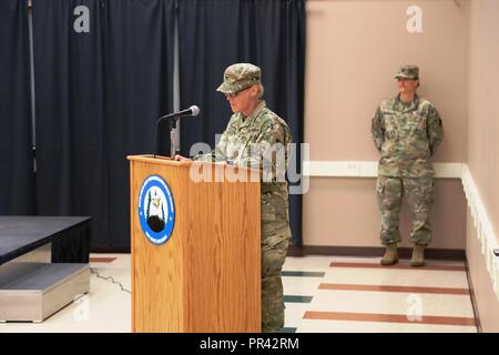 Kol. Kathleen J. Porter, der Kommandant der 83. US-Army Reserve Readiness Training Center, bietet Erläuterungen bei einem commandancy Zeremonie Juli 28, 2017, am Staff Sgt. Todd R. Cornell Noncommissioned Officer Akademie am Fort McCoy, Wis während der Zeremonie, Command Sgt. Maj. Gary L. Goodrich wurde der neue Kommandant, Ersetzen Befehl Sgt. Maj. Steven D. Trockner. Die Akademie wurde am Fort McCoy 1988 aktiviert. Es war eingeweiht und nach Personalsgt benannt. Todd R. Cornell, eine Armee-reservesoldat von Menomonee Falls, Wis., die getötet wurde, während im Irak im Jahr 2004 dienen. Die Akademie tr Stockfoto