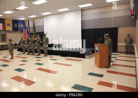 Kol. Kathleen J. Porter, der Kommandant der 83. US-Army Reserve Readiness Training Center, bietet Erläuterungen bei einem commandancy Zeremonie Juli 28, 2017, am Staff Sgt. Todd R. Cornell Noncommissioned Officer Akademie am Fort McCoy, Wis während der Zeremonie, Command Sgt. Maj. Gary L. Goodrich wurde der neue Kommandant, Ersetzen Befehl Sgt. Maj. Steven D. Trockner. Die Akademie wurde am Fort McCoy 1988 aktiviert. Es war eingeweiht und nach Personalsgt benannt. Todd R. Cornell, eine Armee-reservesoldat von Menomonee Falls, Wis., die getötet wurde, während im Irak im Jahr 2004 dienen. Die Akademie tr Stockfoto
