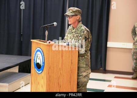 Oberstleutnant Kathleen J. Porter, der Kommandant der 83. US-Army Reserve Readiness Training Center, bietet Erläuterungen bei einem Wechsel der Verantwortung Zeremonie Juli 28, 2017, am Staff Sgt. Todd R. Cornell Noncommissioned Officer Akademie am Fort McCoy, Wis während der Zeremonie, Command Sgt. Maj. Gary L. Goodrich wurde der neue Kommandant, Ersetzen Befehl Sgt. Maj. Steven D. Trockner. Die Akademie wurde am Fort McCoy 1988 aktiviert. Es war eingeweiht und nach Personalsgt benannt. Todd R. Cornell, eine Armee-reservesoldat von Menomonee Falls, Wis., die getötet wurde, während im Irak im Jahr 2004 dienen. Die acade Stockfoto