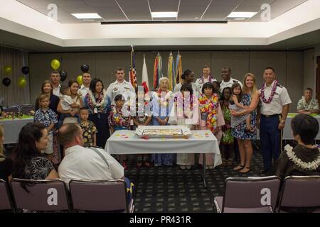 Die Soldaten und die Familie der 27 Infanterie Regiment sammeln auf der 60. jährlichen Heilige Familie Home exchange Veranstaltung mit Frau Yuko O'Reilly, die Mutter der Wolfhounds, und der Host Kinder von der Heiligen Familie Home Waisenhaus in Osaka, Japan, an der Kuchen schneiden/Begrüßungszeremonie auf dem Internationalen Flughafen von Daniel K. Inouye in Honolulu, Hawaii, 24. Juli 2017. Diese Veranstaltung der Startschuss für die zweiwöchige Wolfhound bei Hosting vier Kinder aus dem Waisenhaus. Die Tradition der Unterstützung der Heiligen Familie Home gestartet, wenn Master Sgt. Hugh O'Reilly der 27 Infanterie Regiment kam über die vom Krieg zerrissenen Site Stockfoto