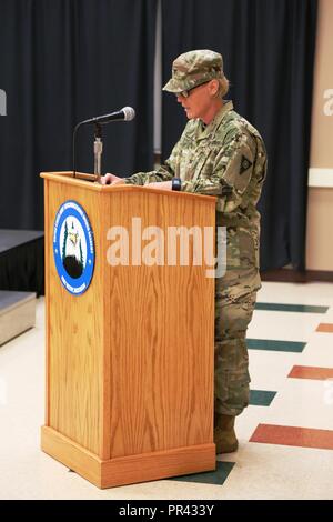 Kol. Kathleen J. Porter, der Kommandant der 83. US-Army Reserve Readiness Training Center, bietet Erläuterungen bei einem commandancy Zeremonie Juli 28, 2017, am Staff Sgt. Todd R. Cornell Noncommissioned Officer Akademie am Fort McCoy, Wis während der Zeremonie, Command Sgt. Maj. Gary L. Goodrich wurde der neue Kommandant, Ersetzen Befehl Sgt. Maj. Steven D. Trockner. Die Akademie wurde am Fort McCoy 1988 aktiviert. Es war eingeweiht und nach Personalsgt benannt. Todd R. Cornell, eine Armee-reservesoldat von Menomonee Falls, Wis., die getötet wurde, während im Irak im Jahr 2004 dienen. Die Akademie tr Stockfoto