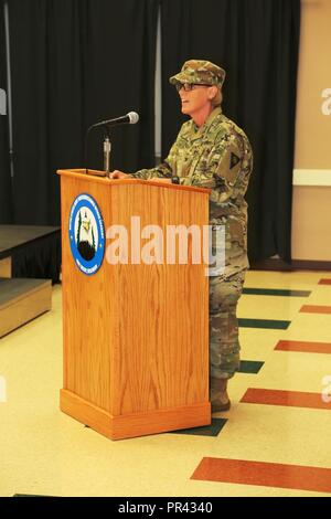 Kol. Kathleen J. Porter, der Kommandant der 83. US-Army Reserve Readiness Training Center, bietet Erläuterungen bei einem commandancy Zeremonie Juli 28, 2017, am Staff Sgt. Todd R. Cornell Noncommissioned Officer Akademie am Fort McCoy, Wis während der Zeremonie, Command Sgt. Maj. Gary L. Goodrich wurde der neue Kommandant, Ersetzen Befehl Sgt. Maj. Steven D. Trockner. Die Akademie wurde am Fort McCoy 1988 aktiviert. Es war eingeweiht und nach Personalsgt benannt. Todd R. Cornell, eine Armee-reservesoldat von Menomonee Falls, Wis., die getötet wurde, während im Irak im Jahr 2004 dienen. Die Akademie tr Stockfoto