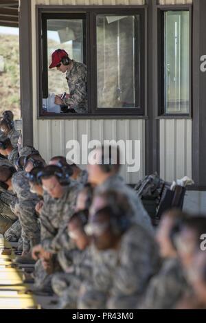 Senior Airman Robert Allore, 37th Training Support Squadron Combat Arms Instructor, bereitet die Anweisung zu grundlegenden militärischen Auszubildende während Ihrer M16 A2 rifle Qualifikation Kurs zu geben. Juli 26, 2017 Joint Base San Antonio-Lackland Medina Anhang, Texas. Allore's Mission ist es, Bereich Sicherheit durchzusetzen, prüfen, reparieren Waffen und Kleinwaffen Waffen training Verteidigungsministerium Personal Qualifikation. Stockfoto