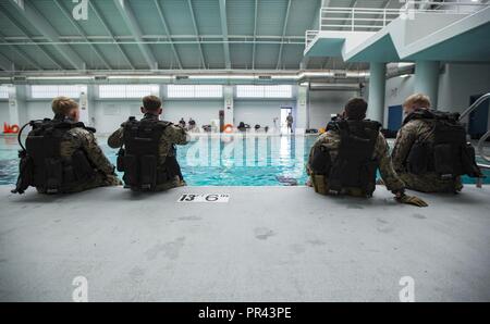 Us-Marines von Force Reconnaissance, zweite Reconnaissance Bataillon, insertion Tauchen Techniken auf Camp Lejeune, NC, 31. Juli 2017 durchzuführen. Zweite Recon Bn. war bei der Vorbereitung für eine bevorstehende Bereitstellung auf Aruba. Stockfoto