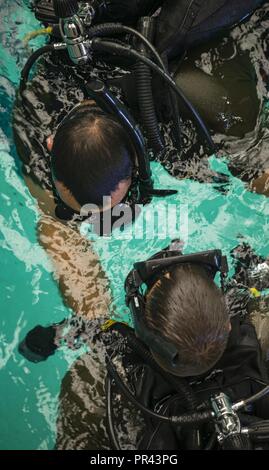 Us-Marines von Force Reconnaissance, zweite Reconnaissance Bataillon, insertion Tauchen Techniken auf Camp Lejeune, NC, 31. Juli 2017 durchzuführen. Zweite Recon Bn. war bei der Vorbereitung für eine bevorstehende Bereitstellung auf Aruba. Stockfoto