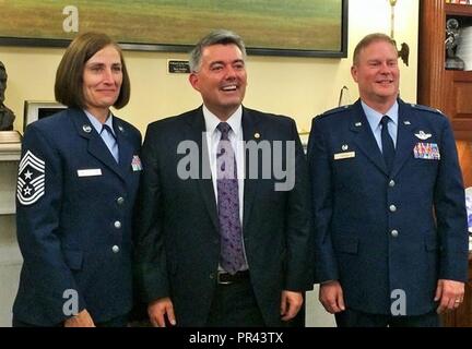 Oberst James DeVere, 302Nd Airlift Wing Commander, und Chief Master Sgt. Vicki Robertson, 302Nd AW Befehl Chief, stand mit Kolorado Senator Cory Gardner auf dem Capitol Hill in Washington D.C., 14. Juni 2017. Der Besuch war unter den fünf congressional Besuche, die im Juni stattfand. Stockfoto