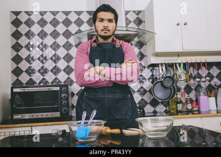 Glücklich und lächelnd junges paar Kochen in der Küche zu Hause. Stockfoto