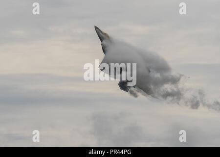 Us Air Force F-22 Raptor mit der F-22 Demonstration Team, fliegt über die flightline Sept. 6, 2018, in Dannelly Feld, Ala das Team, ausgehend von der gemeinsamen Basis Langley-Eustis, führt Precision aerial Manöver der einzigartigen Funktionen von der Welt nur die fünfte - Generation von Kampfflugzeugen. Stockfoto