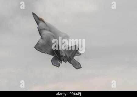 Ein US Air Force F-22 Raptor mit dem Air Combat Command F-22 Demonstration Team, fliegt über die flightline Sept. 6, 2018, in Dannelly Feld, in der Nähe von Montgomery, Alabama. Die Mannschaft, an Joint Base Langley-Eustis, Virginia, führt Precision aerial Manöver der einzigartigen Funktionen von der Welt nur die fünfte - Generation von Kampfflugzeugen. Stockfoto