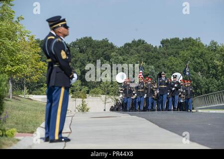 Zwei Senkkästen aus der Dritten US-Infanterie Regiment (Die Alte Garde) Caisson Platoon, der U.S. Army Band "Pershing die eigene, "und Soldaten aus der Dritten US-Infanterie Regiment (Die Alte Garde) Durchführung von militärischen Ehren mit Beerdigung Beerdigung escort für zwei unbekannte Bürgerkrieg Union Soldaten in Abschnitt 81 der Arlington National Cemetery, Arlington, Virginia, Sept. 6, 2018. Diese Bestattungen waren Teil der Einweihungsfeier für die neuesten Bereich der Arlington National Cemetery, auch als das Millennium, die besteht aus 27 Hektar mit mehr als 27.000 interment Räume bekannt, zwei Neue anklageerhebung Unterstände, und f Stockfoto