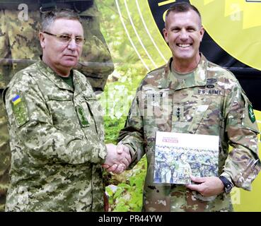 Ukrainische Gen. Lt. Pavlo Petrowitsch Tkachuk, Leiter des Hetman Petro Sahaidachnyi nationale Armee Akademie (links), ein Geschenk der US-amerikanischen Armee Generalleutnant John Thomson, Kommandeur der NATO-Verbündeten Land Befehl (LANDCOM) (rechts), nach der Unterzeichnung der Zusammenarbeit zwischen der Ukraine und der NATO Kommando Landstreitkräfte Allied Land Befehl bei schnellen Trident, Sept. 6 an der internationalen Friedenssicherung Security Center in der Nähe von Yavoriv, Ukraine. Stockfoto