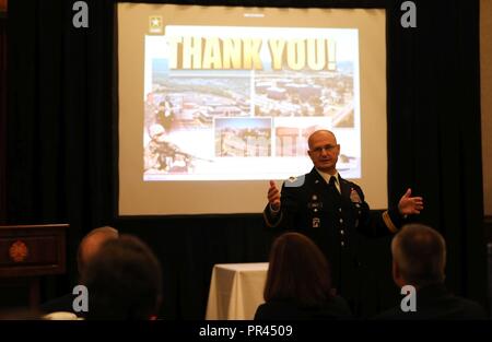 Generalleutnant Ed Daly, stellvertretender Kommandeur der Armee Materiel Command und Senior Commander von Redstone Arsenal, drückt seine Anerkennung für die Mitglieder der Armee Community Relations Committee. Seine Präsentation zu der Gruppe der Modernisierung und Reform in seiner Unterstützung von Redstone Arsenal. Stockfoto