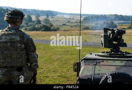 Sky Soldaten aus bestimmten Unternehmen, 2.BATAILLON, 503Rd Infanterie Regiment feuerte auf feindliche Ziele mit einem montierten MK19 Granatwerfer in Grafenwöhr, Deutschland September 5, 2018 während Sabre Kreuzung 18. Übung Sabre Kreuzung 18 ist eine US-Army Europe - Geleitete Übung konzipiert, der die Bereitschaft der 173Rd Airborne Brigade der US-Armee unified Land arbeiten in einer gemeinsamen auszuführen, zu bewerten, kombinierte Umwelt und Interoperabilität mit teilnehmenden Verbündete und Partner Nationen zu fördern. Stockfoto