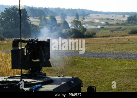 Sky Soldaten aus bestimmten Unternehmen, 2.BATAILLON, 503Rd Infanterie Regiment feuerte auf feindliche Ziele mit einem montierten MK19 Granatwerfer in Grafenwöhr, Deutschland September 5, 2018 während Sabre Kreuzung 18. Übung Sabre Kreuzung 18 ist eine US-Army Europe - Geleitete Übung konzipiert, der die Bereitschaft der 173Rd Airborne Brigade der US-Armee unified Land arbeiten in einer gemeinsamen auszuführen, zu bewerten, kombinierte Umwelt und Interoperabilität mit teilnehmenden Verbündete und Partner Nationen zu fördern. Stockfoto